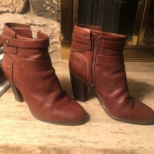 Vince Camuto leather booties sz 10m
